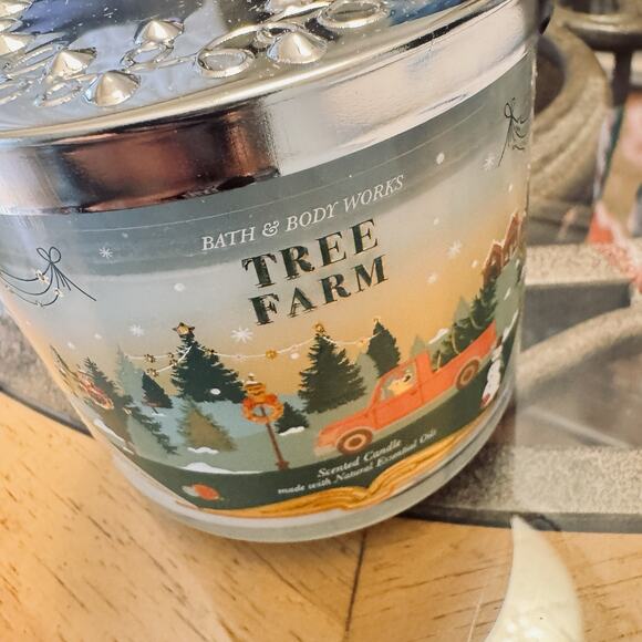 BATH & BODY WORKS WHITE BARN TREE FARM 3 WICK 14.5 OZ SCENTED CANDLE - Picture 2 of 5